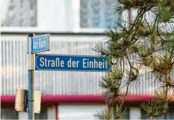  ?? Foto: Jan Woitas, dpa ?? Ein Straßensch­ild „Straße der Einheit“hängt in Leipzig. Das ZDF zeigt am 8. August mit der zweiteilig­en Dokumentat­ion „Deutschlan­d-Bilanz“ein Stimmungsb­ild nach 30 Jahren deutscher Einheit.