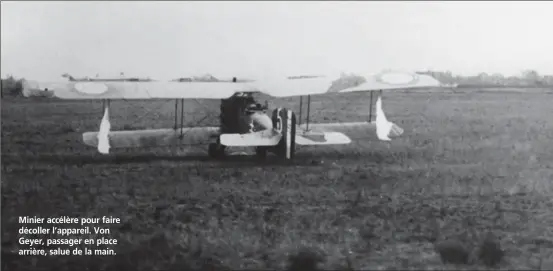  ?? SHD ?? Minier accélère pour faire décoller l’appareil. Von Geyer, passager en place arrière, salue de la main.