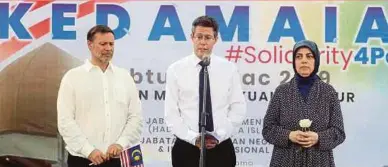  ?? PIX BY AZHAR RAMLI ?? New Zealand’s High Commission­er to Malaysia Hunter Nottage (centre) speaking at the Solidarity for Peace rally in Kuala Lumpur yesterday.