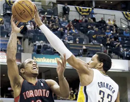  ??  ?? CHAPA. Danny Granger, de los Pacers, bloquea un tiro de DeMar DeRozan, de los Raptors.