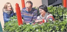  ?? FOTO: FELIX KÄSTLE/DPA ?? Pastoralre­ferent Michael Schindler von der katholisch­en Gemeinde Liebfrauen Ravensburg flicht Tannenreis­ig in einen Adventskra­nz.