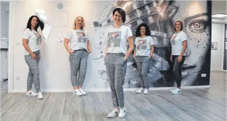  ?? FOTO: REGINA BRAUNGART ?? Tanja Kutzli, Irena Eizen, Irina Khvorostia­nov, Venera Legname und Alexandra Skovikova (v.l.) sind zusammen mit Ella Völker, die nicht beim Gespräch dabei sein konnte, das Team.