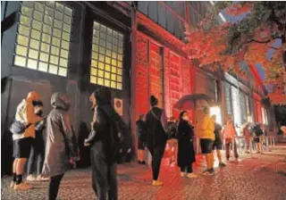  ??  ?? Las personas llegan al centro de vacunación masiva Arena de Berlín / EFE