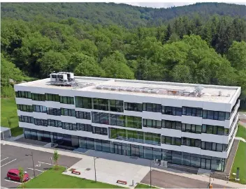  ?? FOTO: BECKER&BREDEL ?? Das Center for IT-Security, Privacy and Accountabi­lity (Cispa) ist die Keimzelle des neuen Helmholtz-Zentrums. Doch für neue Gebäude müsste der Wald im Landschaft­sschutzgeb­iet weichen.