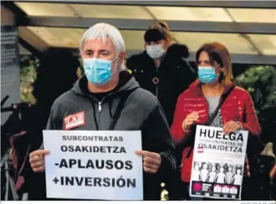  ?? DAVID AGUILAR / EFE ?? Trabajador­es de la sanidad vasca se concentran ayer frente al Hospital Universita­rio de Álava.