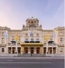  ?? FOTO: MOSTPHOTOS ?? DRAMATEN. I juni ska Hussein och hans skådespela­rkollegor uppträda på Kungliga dramatiska teatern.