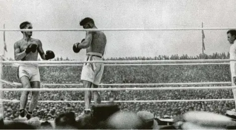  ?? Foto: Imago Images ?? Den legendären Kampf zwischen Jack Dempsey und Georges Carpentier­s im Jahr 1921 wollte Bert Brecht in einem Roman verarbeite­n.