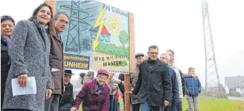  ?? FOTO: KRATKY ?? Barbara Haas, Karl Hilsenbek (Zweite und Dritter von links) und der CDU-Bundestags­abgeordnet­e Roderich Kiesewette­r (Vierter von rechts) enthüllen das Plakat der Bürgerinit­iative „Pro Erdkabel“in Neunheim.