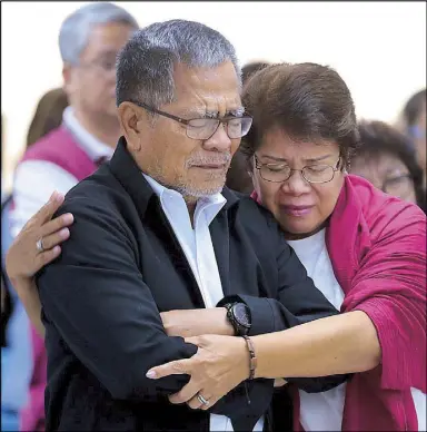  ?? MICHAEL VARCAS ?? Dismissed interior secretary Ismael Sueno and his wife Jocelyn attend a mass during a sendoff ceremony at the DILG main office in Quezon City yesterday.