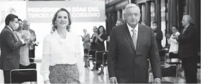  ??  ?? • El mandatario va en busca de esa maravillos­a utopía de ser felices por estar bien con nosotros mismos y con el prójimo. En la foto con su esposa Beatriz Gutiérrez.müller