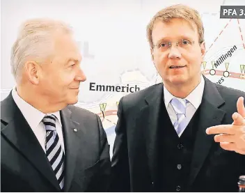  ?? FOTO: ENDERMANN ?? Rüdiger Grube (links) und Ronald Pofalla kennen sich seit langem. Unser Bild zeigt sie bei einem Termin 2010 im Bahnhof Emmerich. Damals war Grube Bahnchef und Pofalla Kanzleramt­sminister.