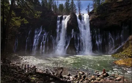  ?? PHOTOS BY DINO VOURNAS ?? Spectacula­r Burney Falls is a 45-minute drive east on State Highway 89, the Volcanic Legacy Scenic Byway, from McCloud.