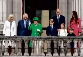  ?? LEON NEAL/POOL/AFP VIA GETTY IMAGES ?? LAST YEAR — Britain’s Queen Elizabeth II greeted crowds from the balcony of Buckingham Palace with members of the royal family to mark the end of platinum jubilee festivitie­s.