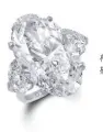  ??  ?? 格拉夫22.52克拉橢圓形鑽石戒­指。