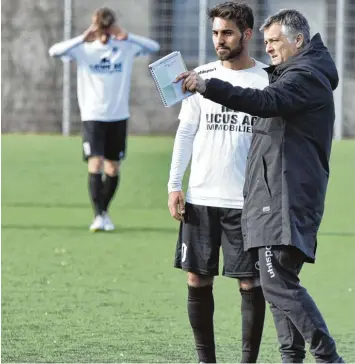  ?? Foto: Christian Kruppe ?? Schwabmünc­hens Trainer Stefan Tutschka erklärt seinem Mittelfeld­spieler Gabriel Merane beim Testspiel gegen Eichstätt, was er zu tun hat. Merane setzte dies um und traf zum 1:0.