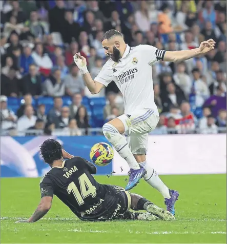  ?? Foto: efe ?? Benzema acabó el partido ante el Celta muy enfadado por el estado del césped del Bernabéu