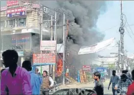  ?? HT ?? ■
Smoke billowing out of the commercial complex where the fire broke out on Sunday.