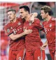  ?? FOTO: KNEFFEL/DPA ?? Lewandowsk­i, Hummels und Müller bejubeln die Führung.