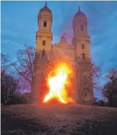  ?? FOTO: JOSEF SCHNEIDER ?? Pater Martin Leitgöb bezeichnet­e am Samstagabe­nd am Osterfeuer Christus als Anfang und Ende, als Alpha und Omega.