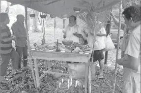  ??  ?? Productore­s de la unidad de riego San Mateo, en Tzucacab, realizaron la ceremonia maya del “Cha'a Chaak” para pedir lluvias para que las cosechas se logren y haya armonía con la fauna y flora en los ranchos y ejidos de la villa