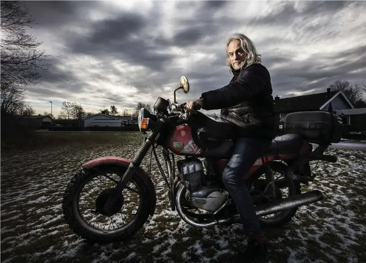  ??  ?? Ed Larsen föredrar mindre östeuropei­ska motorcykla­r på sina äventyrsre­sor eftersom de är små och smidiga – och inte minst är de tillförlit­liga.