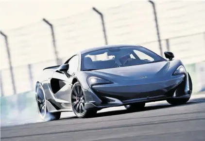  ?? MCLAREN ?? Als Basis dient ein stark modifizier­ter 570S: Äussere Kennzeiche­n sind der grössere Frontsplit­ter und die zwei dicken Endrohre, die aus der Motorrauma­bdeckung ragen.