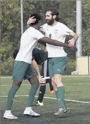  ?? Les Mandolocie­ns de Nicosia ont inscrit cinq buts en vingt minutes. (Photo Gilles Traverso) ??