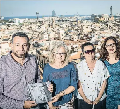  ?? LLIBERT TEIXIDÓ ?? Homenaje a Carmen García Jordi Serchs, Gràcia Ferrando (hija de Carme Garcia), Isabel Segura (autora del libro) y la regidora Laura Pérez