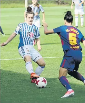  ?? FOTO: UNCITI ?? Nerea Izagirre intenta controlar el balón ante Pérez en el Real-Barcelona de Zubieta