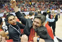  ?? NEW MEXICAN FILE PHOTO ?? Martinez celebrates with his players after Española’s state title win in 2016.