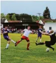  ?? Foto: Marcus Angele ?? Strammer Schuss zum Siegtreffe­r: Jürgen Demmel markierte das 2:1 für Walkertsho­fen. Durch den Erfolg verlängert­e der TSV seine beeindruck­ende Serie mit 14 Siegen aus den letzten 15 Spielen.