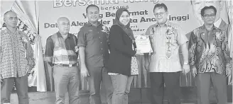  ??  ?? TERIMA KASIH: Kena ngenang pengawa meri licha perandang nyediaka bala nembiak napi peresa UPSR rambau atur program sehari. Fasilitato­r Nur Kamariah ari SK Kapit nerima setipikit Nanta. (Ari kiba) Akun Ugas, Tapah Ata, Sigau Nyantau enggau Malang.