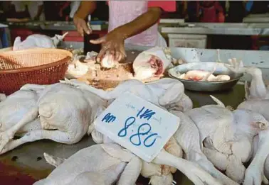  ?? PIC BY FAIZ ANUAR ?? Chicken being sold at RM8.80 per kg at Pasar Pagi Pandamaran in Klang on Friday.