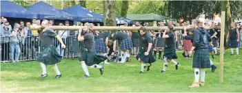  ?? RP-FOTO (ARCHIV): KAISER ?? Die Highlander demonstrie­ren auf der Burgwiese, wie stark und schnell sie in ihrem Kraftsport sind.