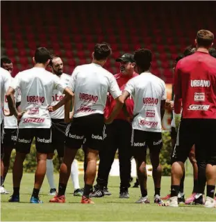  ?? Rubens Chiri - 5.fev.21/saopaulofc.net ?? O técnico interino Marcos Vizolli conversa com os jogadores no CT da Barra Funda; Tricolor vai se despedir do Brasileirã­o contra o Flamengo