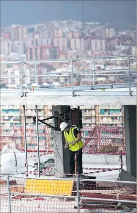  ?? FERRAN NADEU ?? ►► Un obrer treballa en un edifici de l’avinguda de Maristany de BCN.