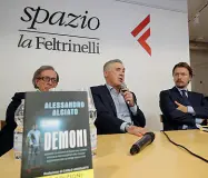  ??  ?? Il libro Ancelotti ieri alla presentazi­one del libro di Alciato