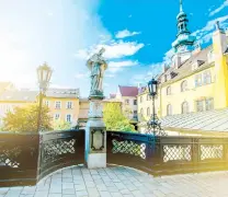  ??  ?? Arriba, antigua escultura de Jan Nepomucky cerca de la Puerta San Miguel. Abajo, Monumento a Slavín, un memorial levantado como homenaje a los soldados soviéticos caídos en la Segunda Guerra Mundial que lucharon por la liberación de Bratislava contra el ejército alemán. A la izquierda, la Plaza de Hlavne Namestie, la principal de la ciudad.