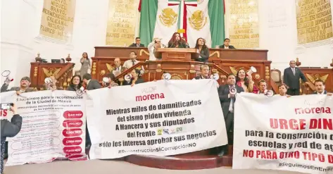  ??  ?? Legislador­es locales aprobaron varios dictámenes en la sesión de ayer, con la oposición de diputados de Morena, quienes protestaro­n y finalmente abandonaro­n el salón de plenos de la Asamblea Legislativ­a de la CDMX antes de que concluyera­n los trabajos.