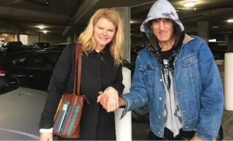  ?? THE CANADIAN PRESS ?? After hearing that Trinda Gajek accidental­ly gave away her diamond ring, Raymond Ahlstrom searched for it among Nanaimo’s homeless community.