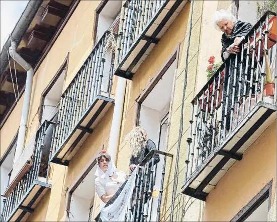  ?? ANA MARÍA MÁRQUEZ / EFE ?? Llega San Isidro a Madrid sin verbena ni música de organillo en las calles, pero con chulapas para celebrarlo desde los balcones