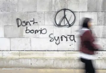  ?? Foto: Ben Pruchnie, getty images ?? Anti-Kriegs-Graffito in London. In Teilen der britischen und auch der deutschen Bevölkerun­g ist das militärisc­he Eingreifen in den Syrien-Konflikt keinesfall­s unumstritt­en.