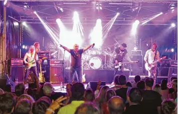  ?? Foto: Peter Wieser ?? Am Freitag verwandelt­en 78 Special und Härte 2010 (im Bild) den Burgauer Schlosshof in eine gewaltige Rockarena. Ein Zurück in das Weltkultur­erbe der Rockmusik, bis hin zu Klassikern der Klassik.