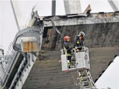  ?? AP ?? Rettungskr­äfte suchen in den Trümmern noch immer nach Überlebend­en.