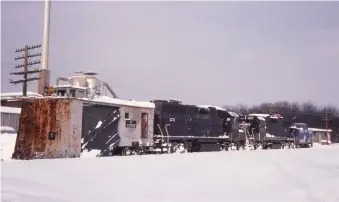  ?? Fran Giacoma ?? CR snowplow 60002 stands with GP38 7854 and GP38-2 8013 at South Williamspo­rt, Pa., in January 1978. This is the “off” side of the double-track plow.