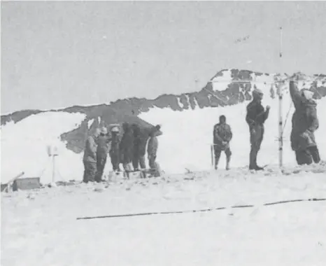 ??  ?? A la derecha, fotografía de la expedición de entrenamie­nto al Denali (Alaska), en julio de 1965 (fuente: Spies in the Himalayas, secret missions and perilous climbs). Abajo, el Nanda Devi en una imagen de Michael Scalet.
