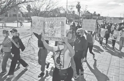  ??  ?? Durante su marcha las mujeres exigieron justicia a las autoridade­s