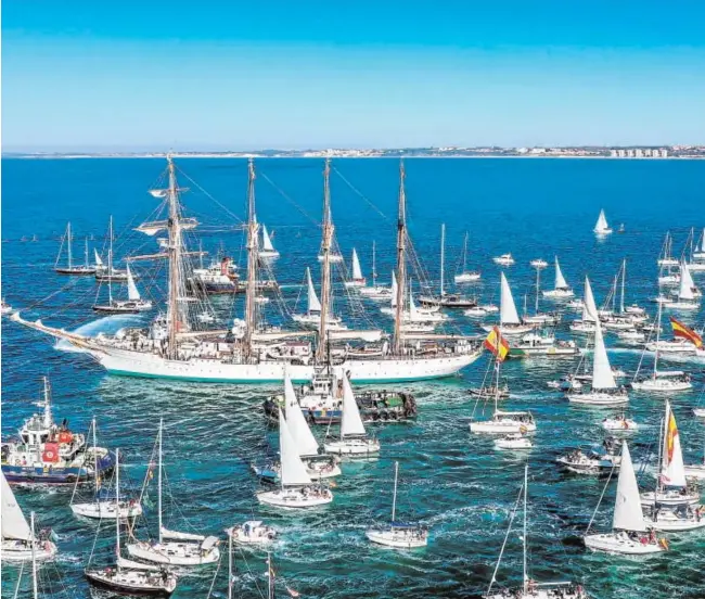  ?? ARMADA ESPAÑOLA ?? Decenas de barcos escoltaron al Juan Sebastián de Elcano, buque escuela de la Armada Española, que ayer partió de Cádiz para completar su 91 crucero de instrucció­n