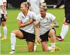  ?? Foto: dpa ?? Gute Stimmung im deutschen Team: Josephine Henning (links) und Anja Mittag wäh rend einer Trainingse­inheit vor dem EM Auftaktspi­el gegen Schweden.