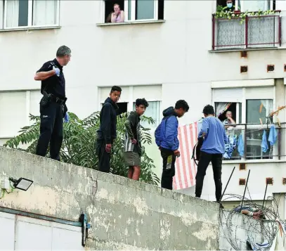  ?? EFE ?? Un policía vigila que un grupo de menores desaloje una nave en Ceuta